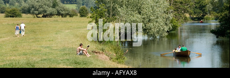 Flachland-Wiesen und Ruderboote auf dem River Stour in Dedham im Herzen des Constable Country Essex Suffolk Grenze East Anglia England Stockfoto