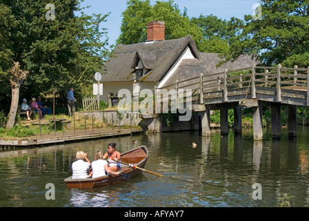 Sechzehnten Jahrhundert gemalt Bridge Cottage Flatford neben Fluss Stour von John Constable in der Nähe von East Bergholt Suffolk Essex Grenze Stockfoto