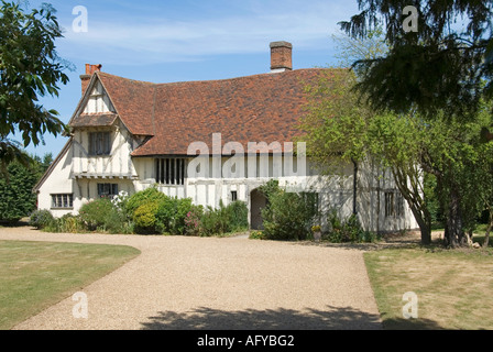 Fassade eines einteiligen Fachwerkhausgartens mit breitem Schotterweg Flatford in Suffolk Countryside East Anglia England Stockfoto