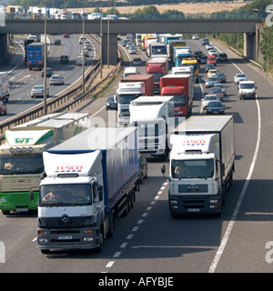 Brentwood M25 Autobahnkreuz 28 Slip Road Heavy LKW stecken im Tailback fest, einschließlich zwei Tesco Supermarkt Supply Chain lkw LKW & Lkw Fahrer UK Stockfoto