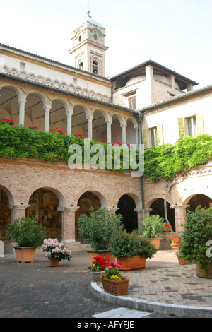 Glyzinien, reich mit Fresken verkleidet Kreuzgänge der wichtigen 12. Jahrhundert Kirche des Heiligen Nikolaus in Tolentino Le Marche Italien Stockfoto