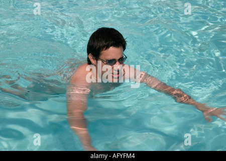 Junge männliche Schwimmen im Freibad in Gascogne Frankreich Stockfoto