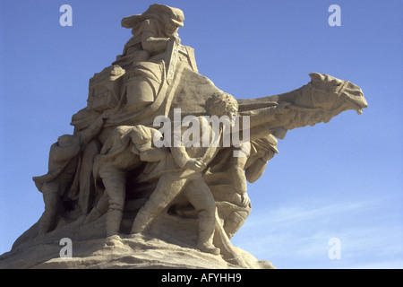 Statue von Marco Polo schlug seinen Weg durch Sturm in der Karakum Wüste auf der alten Seidenstraße Handelsweg von und nach China Stockfoto