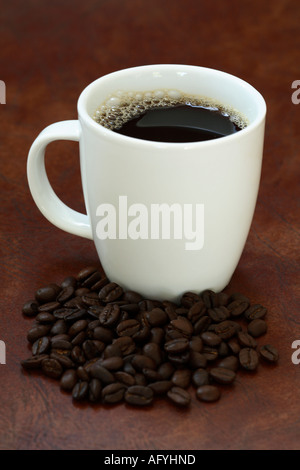 Tasse Kaffee und Kaffeebohnen Stockfoto