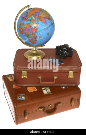 Globus, Kamera und Pass auf Stapel von Koffern Stockfoto