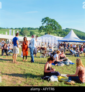 Besucher auf dem Rasen des Guardian Hay Festivals in Hay-on-Wye, Wales, UK KATHY DEWITT Stockfoto