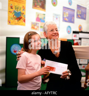 Jacqueline Wilson präsentiert einen Preis an Rosie Grieve auf der Guardian Hay Festival 2006 Stockfoto