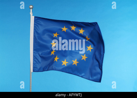 Flagge der Europäischen Union gegen blauen Himmel Stockfoto