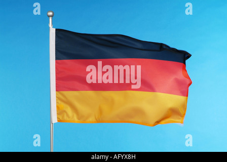 Deutschland Flagge gegen blauen Himmel Stockfoto