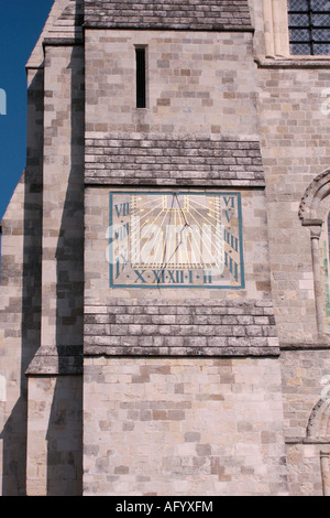 Sonnenuhr an der Südwand der Chichester Kathedrale, Sussex, UK Stockfoto