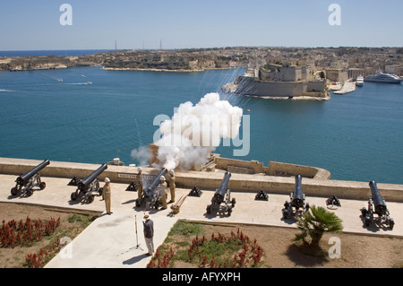 Feuern die Noonday Gun aus den salutieren Akku an die Upper Barrakka, Valletta Stockfoto