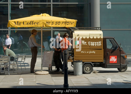 Die Leute in der Straße Bürgersteig Szene Seitenansicht mobile Mr Coffee Bar van Ladengeschäft illy Marke verkauft Takeaway espresso Stadt London England Großbritannien Stockfoto