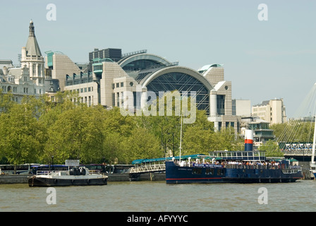 London, The Tattershall Castle Pub Boot vertäut an der Themse neben Böschung mit Bahnhof Charing Cross & Bürogebäude Stockfoto