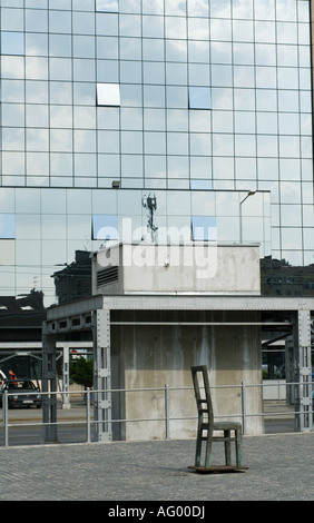 Bronze Stuhl, Holocaust-Mahnmal vor dem modernen Gebäude im ehemaligen jüdischen Ghetto Podgorze Krakau Polen Stockfoto