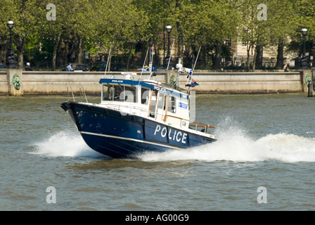 London River Thames Metropolitan Police motor Patrouillenboot Reisen bei hoher Geschwindigkeit Stockfoto