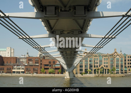 Millennium Bridge Unterseite der modernen Fußgängerzone Stahlfederung Fußgängerbrücke Struktur links Norden (abgebildet) und der South Bank der Themse London UK Stockfoto