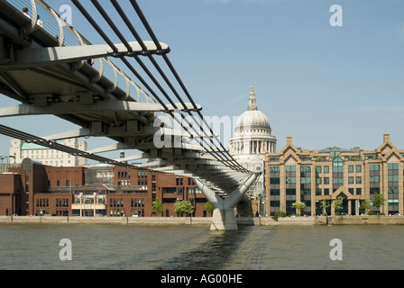 Die Wibbly Wobbly Millennium Bridge verbindet die North Bank River Thames St Pauls Cathedral & South Bank & Tate Modern im alten Bankside Kraftwerk England Stockfoto