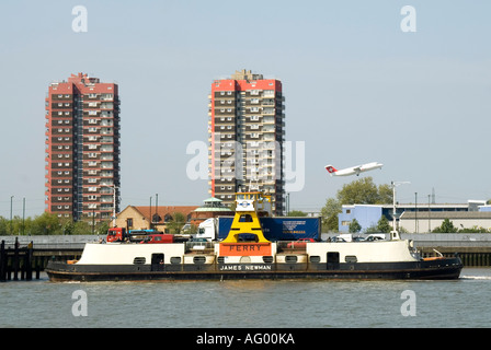 Flugzeug von der Themse Woolwich Stadt nach North Woolwich TFL kostenloser öffentlicher Personenverkehr & LKW Auto Woolwich Fähre Boat England Großbritannien Stockfoto