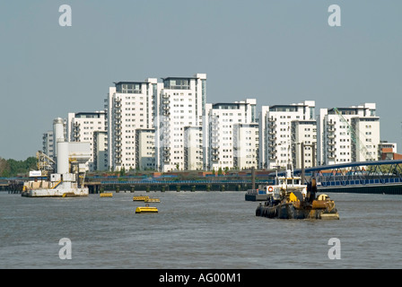 Die Themse in North Woolwich mit Häusern von Hochhäusern auf dem Thamesmead im Südosten Londons, außerhalb Englands Stockfoto