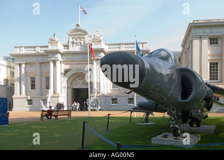 Das National Maritime Museum mit erhaltenen Royal Navy Harrier Jump Jet auf Anzeige in der Nähe des Haupteingangs Greenwich Park London England Großbritannien Stockfoto