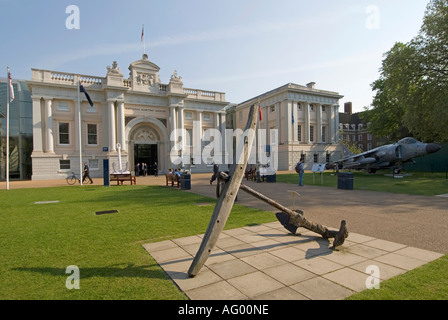 People in Greenwich Park der Haupteingang des National Maritime Museum mit dem erhaltenen Royal Navy Harrier Jump Jet in Greenwich London England Stockfoto