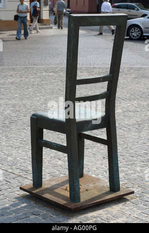Holocaust Memorial-Skulptur von leeren Stuhl Platz in Podgorze Stadtteil von Krakau ein jüdisches Ghetto im zweiten Weltkrieg. Stockfoto