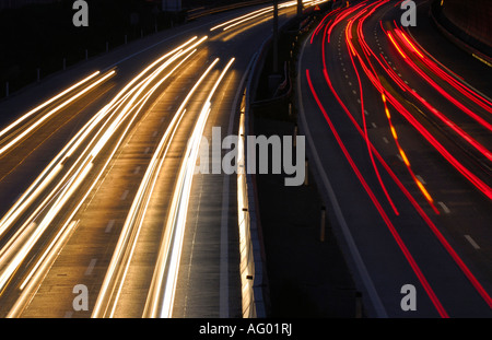 AUTO LICHTER TRAILS ON ROAD IN DER NACHT. FRANKFURT AM MAIN, DEUTSCHLAND. Stockfoto