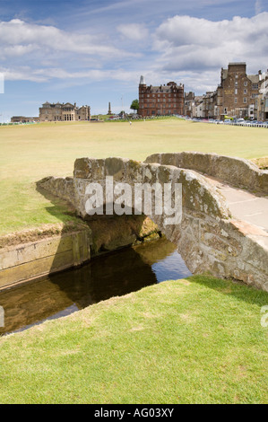 St. Andrews, Schottland. Den alten Golfplatz. Die Swilken-Brücke auf das 18. Loch. Stockfoto