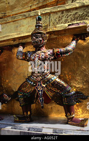 Dämonen auf die goldene Chedi im königlichen Palast, Bangkok, Thailand. Stockfoto