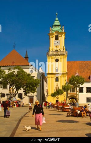 Frau zu Fuß einen Hund am Hlavne Namesti Platz in Mitteleuropa Bratislava Slowakei Stockfoto