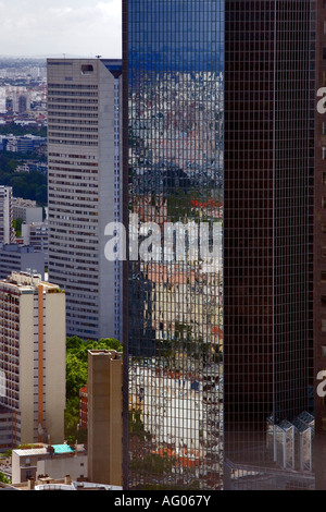 Wolkenkratzer-Blick von La Grande Arche - La Défence, Paris, Frankreich Stockfoto