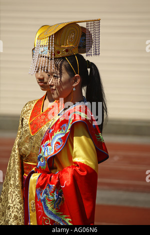 Asiatische Mädchen, gekleidet in traditionellen Kostümen Stockfoto