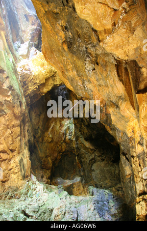 Alten Goldminen Bohren Portrudes von Rock Goldmine, natürliches Licht. Stockfoto