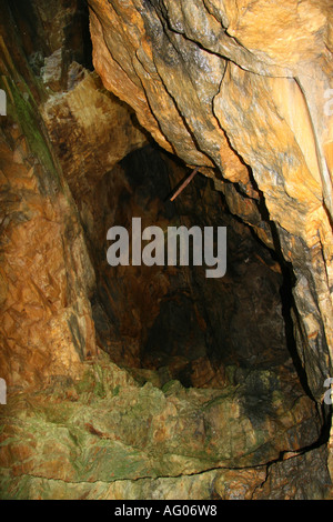 Altgold Bergbau Bohrer Portrudes von Rock Goldmine, Flash-verbessert. Stockfoto