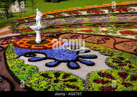 Künstlerische Gartengestaltung bunte Muster aus Blumen gemacht Stockfoto