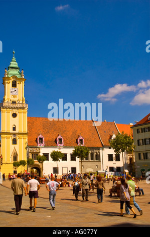 Menschen zu Fuß auf dem Hlavne Namesti Platz in Mitteleuropa Bratislava Slowakei Stockfoto