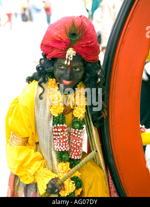 Junge Dame stellt sich als indische Gottheit am Trafalgar Square in London Rathayatra 2007 (Karneval der Streitwagen) Stockfoto