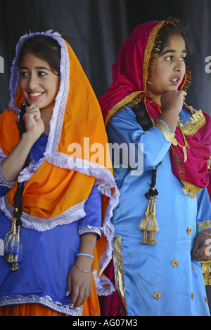 Punjabi Tänzer auf der Bühne Stockfoto