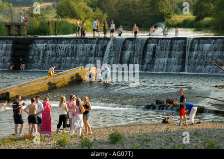 Kinder spielen während der heißen Sommertage im Fluss bei Denton Holme Weir Carlisle Cumbria UK Stockfoto