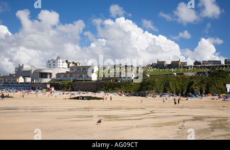 Porthmeor Beach gegen bewölktem Himmel in der Tate St Ives, England Stockfoto