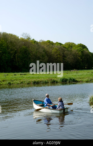 Zwei Personen in kleinen Ruder Jolle am Fluss Stour Sudbury Suffolk England Stockfoto