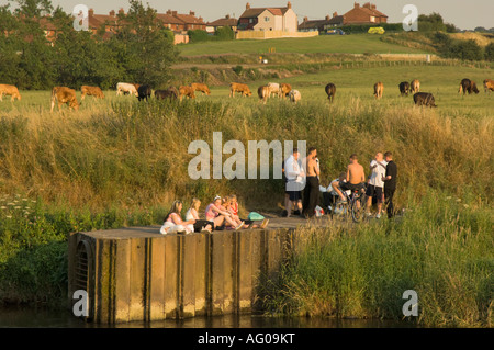 Jugendliche genießen Sie Landschaft und Fluss während der heißen Sommertage in Denton Hause Weir Carlisle UK Stockfoto