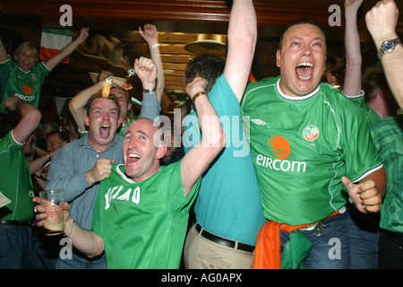 Irische Fußball-Fans in Dublin Bar feiern ein Ziel beobachten live TV von Irland spielen bei der WM 2002 Stockfoto