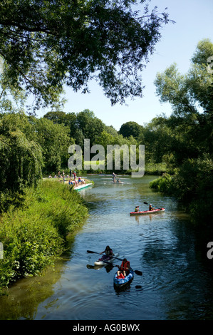 Kinder in Kanus paddeln am Fluss Stour Sudbury Suffolk England Stockfoto