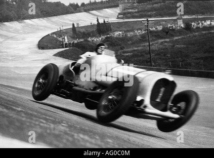 JOHN COBB (1899–1952) englischer Rennfahrer. Mit einem 23-Liter-Napier-Railton in Brooklands wird er nach dem berühmten Brooklands Bump Whil in die Luft gespült Stockfoto