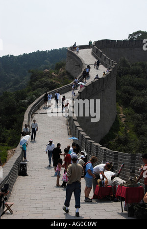 Touristen gehen auf steilen gewundenen und Krümmung der chinesischen Mauer bei Badaling in Peking, China Stockfoto