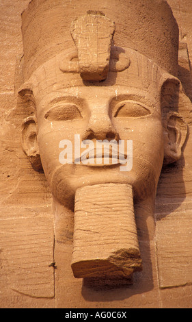 Detail eines Gesichts eines kolossalen Statuen bewacht den Eingang in den großen Tempel in Abu Simbel Stockfoto