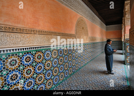 Gefliesten Flur an der Ali Ben Youssef (Bin Yousuf) Medersa in Marrakesch (Marrakech), Marokko Stockfoto