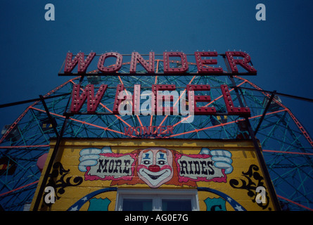 Das Wonder Wheel bei Deno Wonder Wheel Amusement Park, Coney Island, Brooklyn, New York City, USA Stockfoto