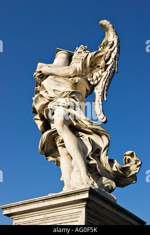 Roman Angel A weiße Marmorstatue eines geflügelten Engels vor einem tiefblauen Himmel schmückt die Elio Brücke oder Ponte Sant Angelo Stockfoto